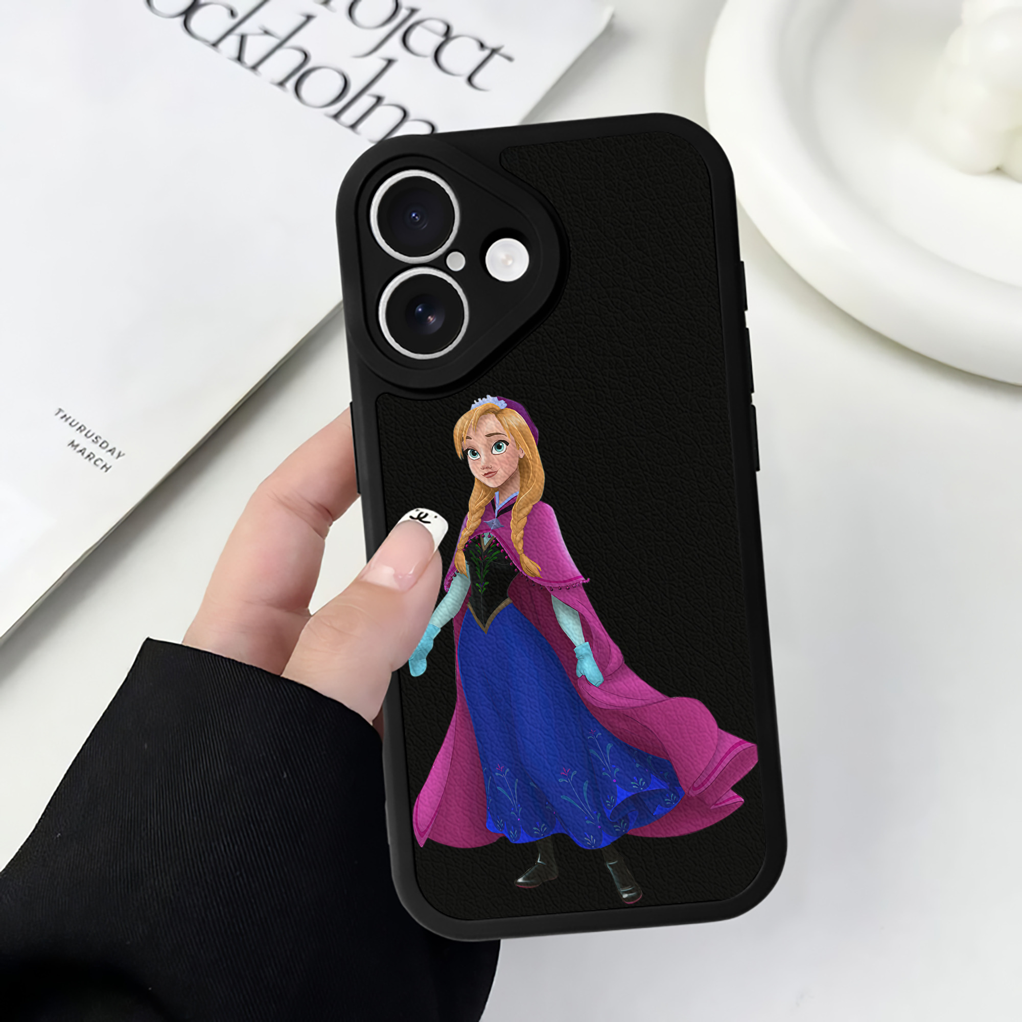 （画像用） アナと雪の女王 アンナ エルサ Frozen Anna Elsa 【iPhone 16シリーズ対応】シリコンスマホケース（レザー調） 材質：シリコン